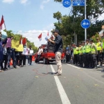 Jumlah sedikit tak menyurutkan semangat mahasiswa untuk unjuk rasa di depan Kantor DPRD Kota Blitar, Senin (30/9/2019).