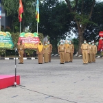 Bupati Gus Yani saat memimpin apel pagi. (foto: SYUHUD/ BANGSAONLINE)