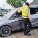 Mobil Honda Mobilio yang ditinggalkan pengendaranya di tengah jalan.