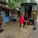 Petugas Satpol PP Gresik saat merazia para penjaga warung di sekitar Kecamatan Dukun. Foto: SYUHUD/BANGSAONLINE