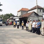 Anton Sukartono Suratto secara simbolis membuka Jembatan Sembayat II Manyar agar bisa dilintasi kendaraan. foto: SYUHUD A/BANGSAONLINE
