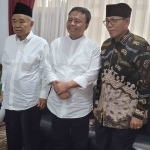 Prof Dr KH Asep Saifuddin Chalim (kiri), Herman Suryatman (tengah) dan KH Juhadi Muhammad (kanan). Foto: MAA/bangsaonline