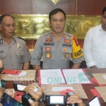 Kapolres Ngawi AKBP MB Pranatal Hutajulu saat memberikan keterangan kepada awak media. foto: ZAINAL A/ BANGSAONLINE