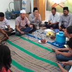 Dewan Penasehat MUI Kabupaten Gresik KH. Nur Muhammad, Ketua DPD II Golkar Ahmad Nurhamim dan Sekretaris Atek Ridwan saat mengukuti Khatmil Qur