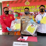 Kapolres Blitar saat menunjukkan barang bukti. (foto: ist)