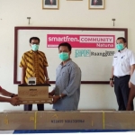 Penyerahan bantuna dari Leader Smartfren Community Natuna, Sirojuddin kepada perwakilan sekolah di Natuna.