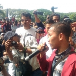 Salah seorang koordinator aksi demo dari mahasiswa sedang menyampaikan aspirasinya, disaksikan Wakapolda Jatim Brigjen Pol Toni Harmanto, Selasa (24/09). foto: IWAN IRAWAN/ BANGSAONLINE