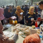 LIHAT STAN: Kepala Kanwil DJP Jatim II Lusiani melihat stan bazar UMKM di Car Free Day Hari Pajak. foto: MUSTAIN/ BANGSAONLINE