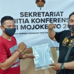 Ketua PWI Mojokerto Diak Eko Purwoto (kanan) mengambil formulir pendaftaran calon ketua PWI Mojokerto periode 2021-2024. foto: YUDI EP/ BANGSAONLINE.com
