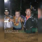 Salah seorang warga sedang dievakuasi petugas.