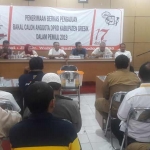 DPD PKS Gresik menyerahkan mendaftarkan Bacalegnya.