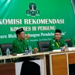 Para pimpinan sidang Komisi Rekomendasi Kongres III Pergunu di Gedung Pascasarjana Insitut KH Abdul Chalim Pondok Pesantren Amanatul Ummah Pacet Mojokerto, Sabtu (28/5/2022). Foto: MMA/ BANGSAONLINE.com