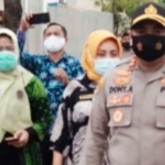 Ketua DPRD Kabupaten Mojokerto didampingi Kapolres saat menemui demo mahasiswa.