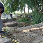 Tim BPCB Jatim saat melakukan pengukuran bangunan candi.