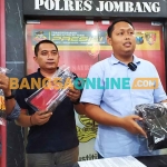 Kasatreskrim Polres Jombang, AKP Aldo Febrianto, saat mengekspose barang bukti ketika konferensi pers. Foto: AAN AMRULLOH/BANGSAONLINE