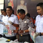 Kasubdit Jatanras Ditreskrimum Polda Jatim, AKBP Leonard M Sinambela menunjukkan barang bukti.