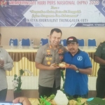 Kapolres Trenggalek saat potong tumpeng di acara Peringatan Hari Pers Nasional yang digelar IJT di BBI Trenggalek. foto: HERMAN/ BANGSAONLINE