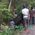 Warga saat berusaha menaikkan mobil dari selokan. foto: rahmat/ BANGSAONLINE