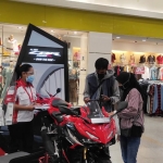 Pengunjung sedang melihat All New CBR150R di Royal Plaza Surabaya.