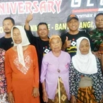 Perwakilan komunitas GLOS, PWG dan Camat Glenmore foto bersama dengan para penerima bingkisan.