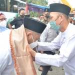 Bupati Gresik, Fandi Akhmad Yani, bersama wakilnya saat menghadiri Rembug Akur di wilayah Cerme. Foto: SYUHUD/BANGSAONLINE