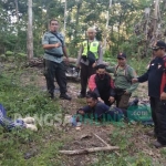 Dua dari sembilan pelaku pencurian kayu saat disergap Polhut.