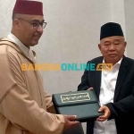 Dr Mustofa Khuluthi, Direktur Madrasah Quraniyah Masjid Hassan II memberikan cendera mata kepada Prof Dr KH Asep Saifuddin Chalim, MA, di kantornya di lingkungan Masjid Hassan II Casablanca, Maroko, Jumat (11/1/2023). Foto: BANGSAONLINE