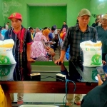 Warga saat antre untuk menerima bantuan beras. Foto: Ist