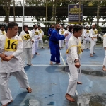 Suasana saat latihan beladiri di Lapangan Olahraga Polres Batu.