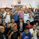 Kapolresta Sidoarjo Kombespol Himawan Bayu Aji foto bersama awak media usai cangkrukan.