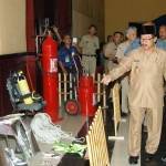 PERALATAN – Wabup Sidoarjo MG Hadi Sutjipto mengamati ragam peralatan pemadam kebakaran, di sela Workshop Kebencanaan, di Hotel The Sun, Sidoarjo, Selasa (18/11/2014). foto humas pemkab sidoarjo untuk BangsOnline