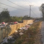 Tempat pembuangan sampah (TPS) yang berlokasi di Desa Dadapan, Kecamatan Kendal, terlihat menumpuk dan terlihat kumuh