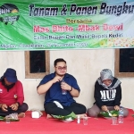 Pasangan Cabup-Cawabup, Hanindhito Himawan Pramana dan Dewi Mariya Ulfa saat menyapa kelompok tani di Dusun Mipitan, Desa Plosolor, Kecamatan Plosoklaten, Kabupaten Kediri, Rabu (25/11). 