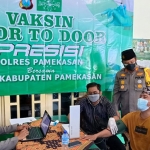 Polres Pamekasan menggandeng PCNU Pamekasan menggelar vaksinasi door to door untuk para pengurus PCNU Pamekasan di Kantor PCNU Pamekasan, Jl. R. Abdul Aziz No. 95 Pamekasan, Selasa (3/8/2021). (foto: ist)