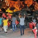 Pendukung Presiden Recep Tayyip Erdogan menghentikan tank milter Turki di depan gedung parlemen di Istanbul, 15 Juli 2016. Militer Turki melakukan kudeta terhadap pemerintahan Erdogan. Kutluhan Cucel/Getty Images/tempo.co