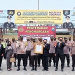 Penghargaan diberikan langsung oleh Direktur Lemkapi Edi Saputra Hasibuan kepada Kapolresta Sidoarjo Kombes Pol. Sumardji, Senin (19/10/2020) di Mapolresta Sidoarjo.