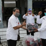 Salah satu perwakilan OPD sedang membagikan masker gratis di wilayah Kecamatan Pitu, Kabupaten Ngawi.