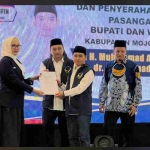 Ketua DPW Nasdem Jawa Timur Lita Machfud Arifin saat menyerahkan rekom dan B.1-KWK kepada Dr Muhammad Albarraa (Gus Barra)-dr Muhammad Rizal Octavian (Mubarok) di sebuah hotel di Kota Mojokerto, Kamis (15/8/2024). 
Tampak Sekretaris DPW Nasdem Jatim Aminurrohman dan Muhammad Suwandy Firdaus serta Muhammad Habibur Rochman. .Foto: bangsaonline