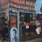 Warga saat antre membeli sembako murah. foto: ist.