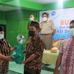 Anggota Komisi IV DPR RI, Muhtarom, S.Sos. (kiri) bersama Kepala Pusat SSK, Teguh Samudro (baju biru) saat menyerahkan bantuan ikan secara simbolis.