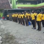 Petugas apel persiapan di halaman gedung LEC yang akan dijadikan tempat isolasi.