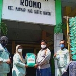 Manajemen PT. Smelting saat menyalurkan bantuan di Desa Roomo, Manyar. foto: ist.