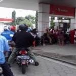 Pengendara Sepeda Motor Dan Mobil Yang Antre BBM di Sebuah SPBU Di Ponorogo. (Prihantoro/BangsaOnline)