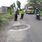 Polisi melakukan olah TKP di lokasi kejadian.