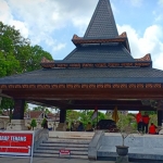 Suasana makam Bung Karo berikut para peziarah.