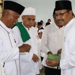 Gus Ipul saat melakukan pengukuhan. Foto: IST