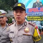  Wakapolres Malang Kota Kompol Bambang C Utomo didampingi Kasatlantas AKP Ari Galang Saputro, Kanit Turjawali Ipda Luhur Santoso, Kasubag Humas Ipda Ni Made Marhaeni S, usai apel pagi OKS 2019 di halaman Mapolres setempat, Senin (29/04). foto: Iwan Irawan/ BANGSAONLINE