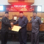 Wakil Bupati Yusuf Widyatmoko memberikan berkas nota keuangan di legislatif.