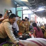 Bupati Situbondo. Karna Suswandi, saat sidak Pasar Panji.