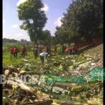 Para pedagang kaki lima saat bersama-sama membersihkan bantaran sungai brantas. foto: arif kurniawan/ BANGSAONLINE